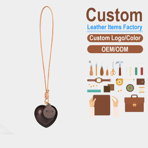 Breloque de sac en cuir 3D en forme de cœur, faite à la main, en cuir de vachette pleine fleur tanné végétal, porte-clés et ornement de voiture en cuir véritable - Product Image 1