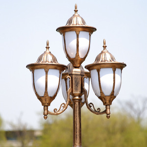 โคมไฟสวนแบบสองหัว โคมทองเหลือง ฝาครอบแก้ว ไฟ LED แสงวอร์มไวท์ 2700K IP54 สำหรับภายนอกอาคาร พร้อมเซ็นเซอร์ตรวจจับความเคลื่อนไหว ใช้พลังงานแสงอาทิตย์ รับประกัน 10 ปี - Product Image 2