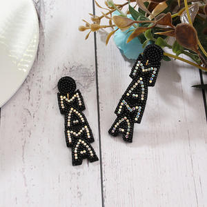 ต่างหูทอสำหรับผู้หญิง1894 Uionen ต่างหูลูกปัดข้าวตัวอักษรสีสันสดใสสำหรับวันแม่ - Product Image 3