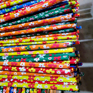 Manche et balai en bois à motif floral coloré, durable, imperméable, écologique, balai d'extérieur fabriqué au Vietnam - Product Image 1