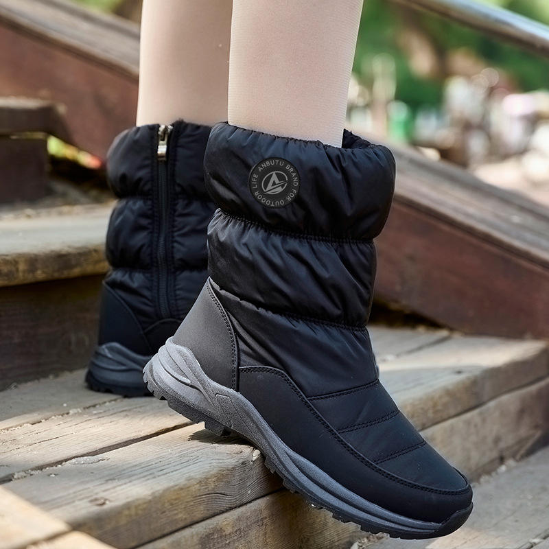 Black fleece-lined warm snow boots