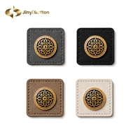 Fabricant d'étiquettes en cuir personnalisées Jinyi, étiquettes en cuir rondes et carrées avec bordure cousue, détail de logo en métal pour les marques de vêtements hijab
