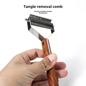 Peigne de toilettage pour animaux de compagnie râteau chiens chats manche en bois <span class=keywords><strong>brosse</strong></span> fabricant chiot toiletteur enlève les nœuds de <span class=keywords><strong>sous</strong></span>-<span class=keywords><strong>poil</strong></span> <span class=keywords><strong>brosse</strong></span> pour chiens brosses pour animaux de compagnie - Product Image 4