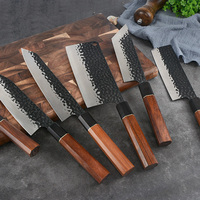 Lame à motif martelé Ensemble de couteaux de cuisine Cuchillos De Cocina entièrement fonctionnel Ensemble de couteaux de chef à manche en bois de rose forgé