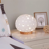 Lampe de chevet moderne en porcelaine au design créatif ajouré avec base en bois, LED blanc chaud, à brancher