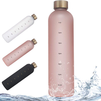 Bouteille d'eau en plastique noire tendance de 32 oz avec paille