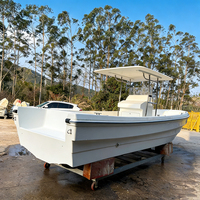 Bateau de pêche à moteur hors-bord à console centrale en fibre de verre de 23 pieds, pour eaux peu profondes, idéal pour la pêche en bord de mer et sur les plateaux récifaux peu profonds.