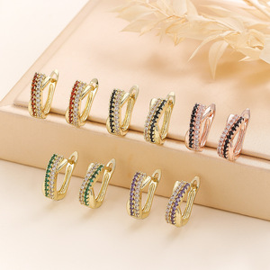 Une paire de boucles d'oreilles élégantes en zircone synthétique noire et blanche, idéales à porter pendant Noël N95262 - Product Image 2