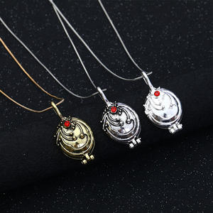 Collar con Medallón de Aleación y Diamantes de Imitación de <span class=keywords><strong>Elena</strong></span> <span class=keywords><strong>Gilbert</strong></span> de The Vampire Diaries, un Regalo de Moda para Mujeres y Niñas - Product Image 2