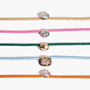 Collier court en acier inoxydable minimaliste pour femme avec grand zircon ovale et bracelet en cuir multicolore plaqué or 14 carats - Product Image 3