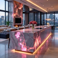 Îlot de cuisine en onyx rose naturel rétroéclairé sur mesure, comptoir de bar cascade en pierre translucide lumineuse à LED pour villa à plan ouvert