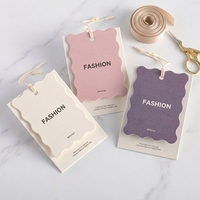 Étiquettes rectangulaires pour vêtements en papier kraft clair de haute qualité, impression couleur intégrale ; Étiquettes de style mode personnalisables