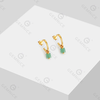 Boucles d'oreilles créoles en argent sterling plaqué or Gemnel avec pendentif en forme de pyramide de jade vert.