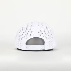 Casquette de golf personnalisée à 5 panneaux en polyester blanc perforée au laser, casquette de baseball imperméable pour homme avec logo en PVC - Product Image 5