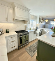 Armoires de cuisine sur mesure, armoires blanches, îlot de cuisine vert avec plan de travail en quartz pour maison résidentielle
