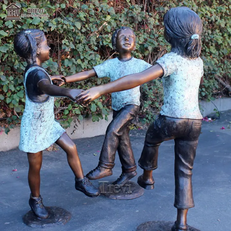 O metal exterior do jardim molda as crianças em tamanho real do Bronze do bronze do círculo que jogam a estátua