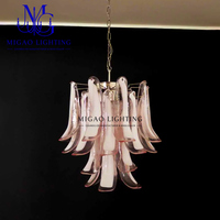 Lustre en verre Art Déco médiéval français, pendentif en fer à cheval incurvé à pétales superposés dégradé rose-blanc pour salle à manger et salon de villa