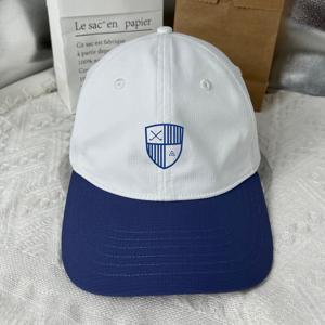 หมวกกอล์ฟ 5 แผง ทูโทน แห้งเร็ว ผ้าไนลอน สีขาวและกรมท่า ปักโลโก้ ปรับขนาดได้ด้วยหัวเข็มขัดพลาสติก - Product Image 6