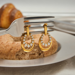 Pendientes de Aro con Perlas, Chapados en Oro, Diseño Geométrico, Engaste de Canal, Uso Diario - Product Image 2