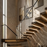 Escalier flottant avec supports cachés et marches en noyer massif pour un design d'intérieur minimaliste et moderne