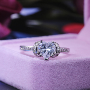 Elegante Anello di Fidanzamento Classico da Donna per Matrimoni, Feste e Anniversari, Accessorio Moda per Mani - Product Image 1