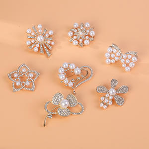 เข็มกลัดรูปหัวใจประดับมุกและคริสตัลชุบทองอัลลอยด์ ลดราคาพิเศษ ของขวัญสำหรับผู้หญิงและเด็ก เหมาะสำหรับงานแต่งงานและงานปาร์ตี้ - Product Image 1