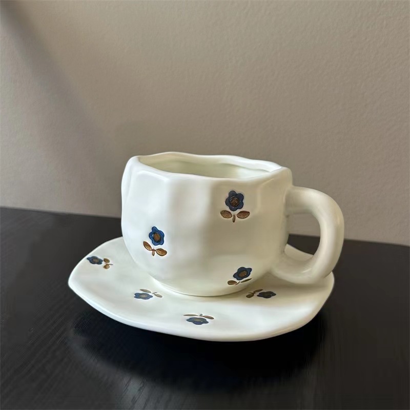 Tazza e piattino con fiori blu