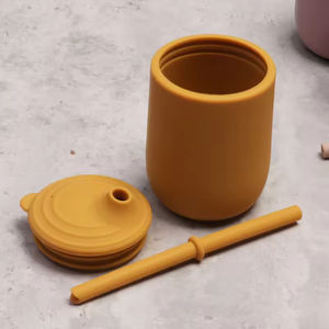 Nouvelle tasse à eau en silicone pour bébé et tout-petit, résistante à la chaleur, de qualité alimentaire, avec paille magique en silicone pour l'apprentissage de la boisson - Product Image 4
