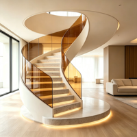 Escalier en marbre courbé de luxe moderne avec garde-corps en verre ambré et éclairage LED pour la décoration intérieure de villas et d'hôtels