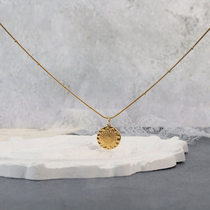 Collar de Joyería con Colgante de Moneda Daisy en Acero Inoxidable 316L, Chapado en Oro de 18k, Resistente al Agua y al Deslustre, con Logotipo Personalizado para Mujer - Product Image 3