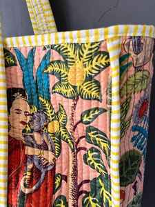 Sac fourre-tout matelassé en coton imprimé, motifs traditionnels élégants, sac à bandoulière moderne et pratique pour le voyage et le shopping - Product Image 3