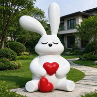 Grande sculpture de lapin en fibre de verre avec cœur rouge, statue de lapin en PRV pour extérieur, jardin, centre commercial, animal en fibre de verre