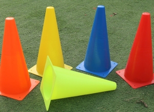 Cônes de marquage en plastique de haute qualité pour l'entraînement au football et les parkings - Product Image 2