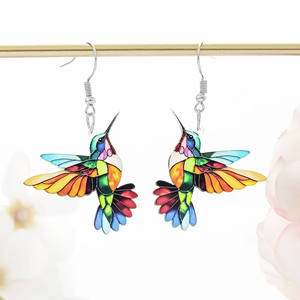 ต่างหูควอตซ์สไตล์วินเทจทำจากสแตนเลสแบบอเมริกัน เป็นมิตรกับสิ่งแวดล้อม ดีไซน์ทันสมัย พร้อมจี้รูปนกฮัมมิงเบิร์ดหลากสีสัน สามารถปรับแต่งได้ - Product Image 6