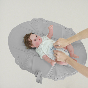 Ventes en gros de tableaux à langer pour bébés en plastique sans BPA, faciles à nettoyer, imperméables, pour les soins des nourrissons - Product Image 5