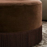 Pouf de salon esthétique en velours marron à franges, style français, avec structure en bois, également utilisable comme banc de repos pour chambre à coucher