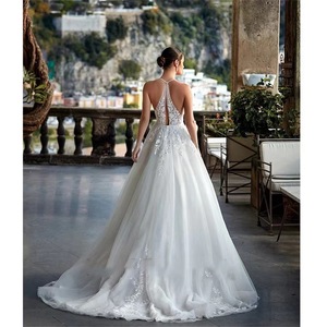Élégance <span class=keywords><strong>chic</strong></span>: <span class=keywords><strong>robe</strong></span> <span class=keywords><strong>de</strong></span> <span class=keywords><strong>mariée</strong></span> trapèze moderne avec manches profondes à col en V et silhouette en dentelle <span class=keywords><strong>de</strong></span> tulle à <span class=keywords><strong>la</strong></span> mode - Product Image 5