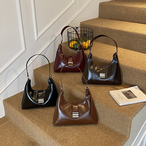 Sac à main pour femme avec boucles en métal souple et bandoulière simple - Product Image 2