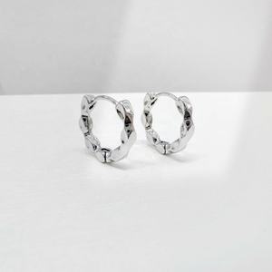 Precio al por mayor, pendientes minimalistas de plata 925, chapados en oro de 18k, diseño coreano geométrico de corazón, pendientes de aro para mujer, moda de verano. - Product Image 4