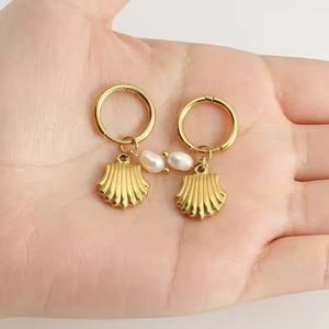 Pendientes de Perlas Naturales de Acero de Titanio, Pendientes de Concha Personalizados de Acero Inoxidable Chapados en Oro de 18K para Mujer, Joyería de Moda - Product Image 6
