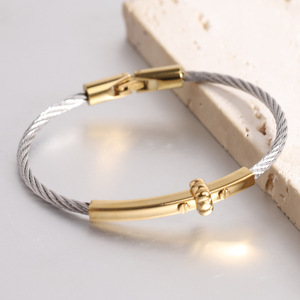 Populaire en acier inoxydable plaqué <span class=keywords><strong>or</strong></span> 18 carats noir câble <span class=keywords><strong>Bracelet</strong></span> nom personnalisé Logo Simple <span class=keywords><strong>fil</strong></span> boucle <span class=keywords><strong>Bracelet</strong></span> femmes - Product Image 6