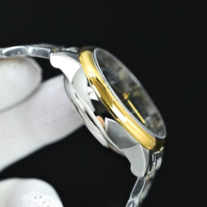 Reloj Mecánico Automático de Lujo Personalizado con Esfera Negra con Efecto Rayos de Sol, Fecha, Caja de Acero en Oro Amarillo y Luz Nocturna - Product Image 4