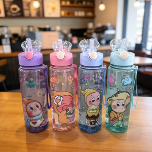 ขวดน้ำพลาสติกลายการ์ตูนสีสันสดใสน่ารัก พร้อมหลอดและเชือกพกพาสะดวกสำหรับเด็กๆ พกไปโรงเรียน ความจุ 700 มล. - Product Image 3