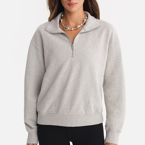 Sudadera de alta calidad personalizada gris claro con cremallera de un cuarto para mujer, estilo oversize con hombros caídos, forro polar suave, estilo urbano. - Product Image 1