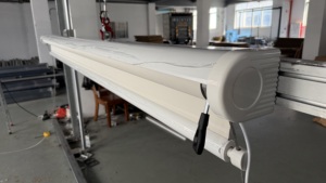 Stores solaires motorisés pour fenêtres avec protection solaire intégrée, installation facile, en polyester - Product Image 3