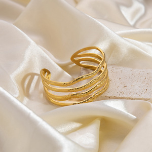 Pulsera Retro de Acero de Titanio Calado, Chapada en Oro de 18K, Joyería de Moda para Mujer, Estilo Veraniego - Product Image 1