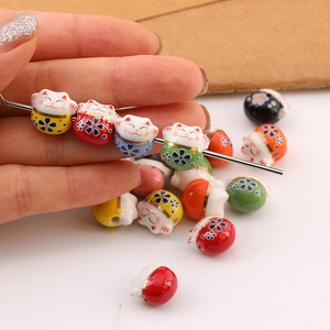 Cuentas de cerámica con diseño de flor de ciruelo y orificio lateral, estilo caricatura, para la elaboración de pulseras, colores aleatorios, accesorios de joyería DIY. - Product Image 5