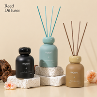 Diffuseur de parfum d'ambiance en céramique mate, bouteille ronde 150 ml, avec bâtonnets bleus et bouchon large, pour parfumer la pièce