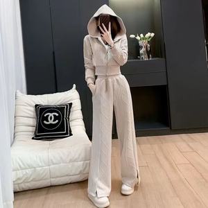 ผู้ผลิตเสื้อผ้า ชุดสูทผู้หญิงปักลายแบรนด์สั่งทำ ชุดลำลองสองชิ้นสำหรับผู้หญิง ชุดเซ็ตเสื้อผ้าขาสั้น - Product Image 5