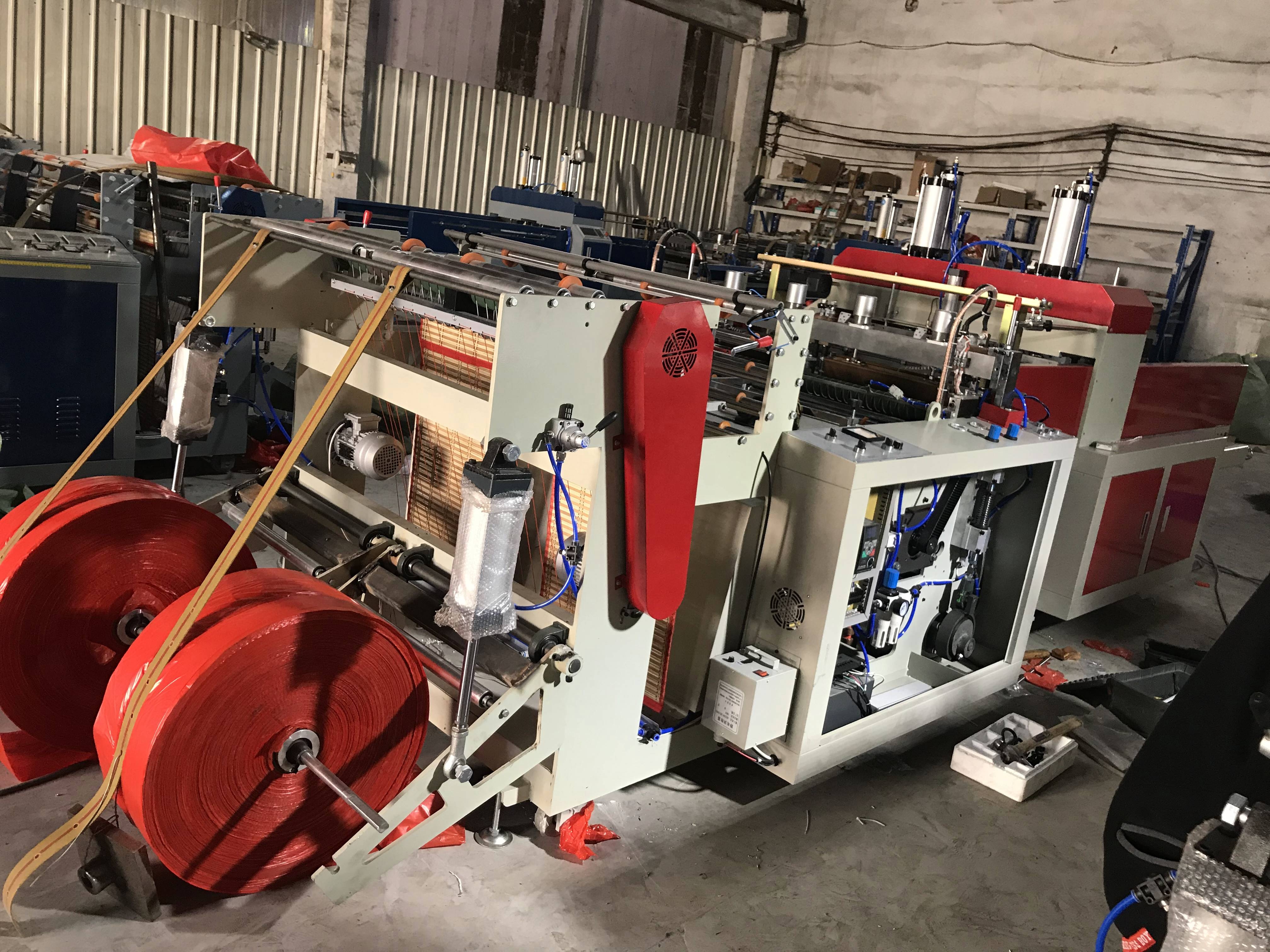 400 полностью автоматическая двухслойная машина для изготовления сумок и футболок с терморезкой пластиковой пленкой